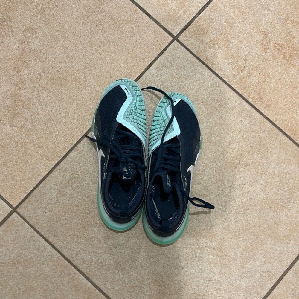 Women’s tennis court shoes
